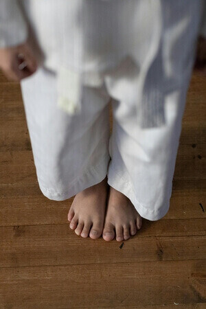 Photos d'un jeune judoka avec une ceinture blanche